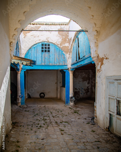calles con puertas pintorescas en Tunez capital de Tunez