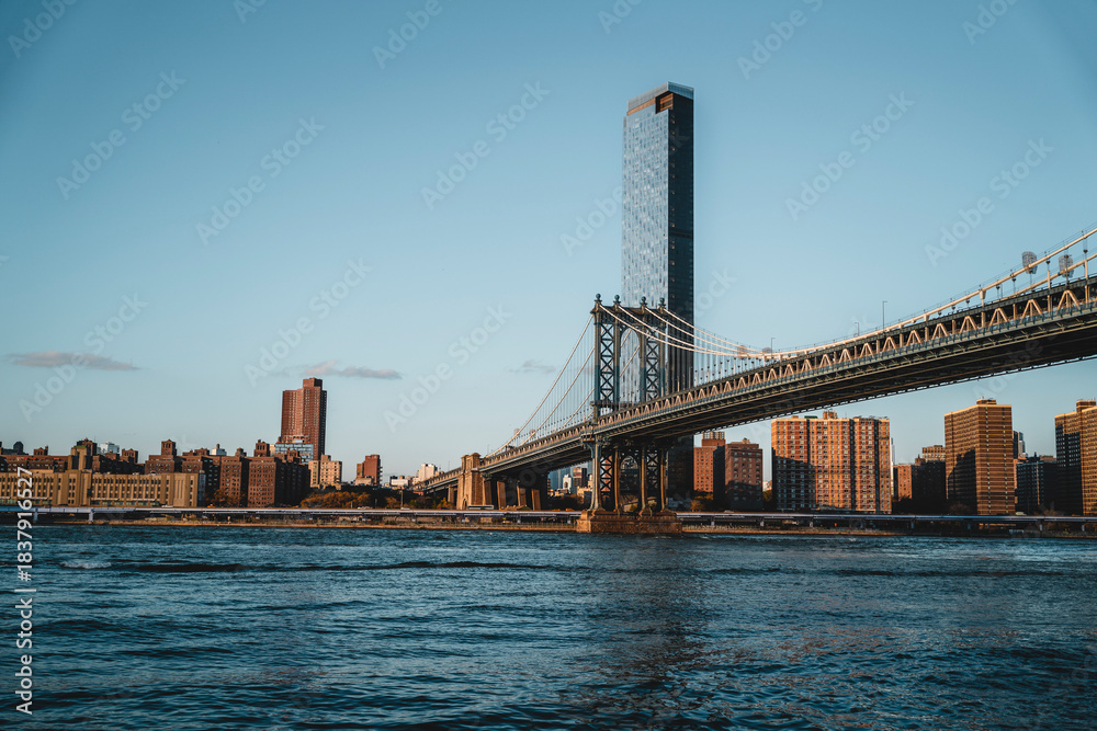 Naklejka premium brooklyn bridge and manhattan skyline