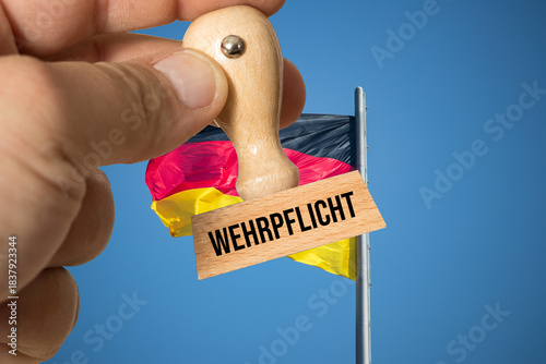 Flagge von Deutschland und Stempel Wehrpflicht
