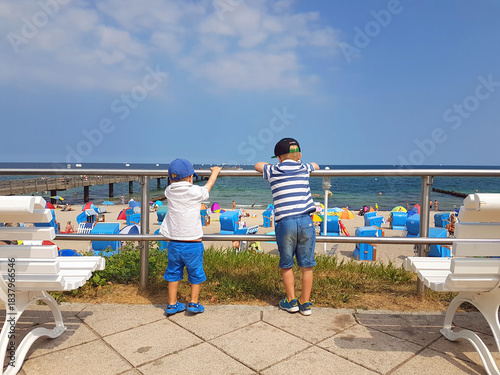 children watching at the promenade of kühlungsborn to the beach