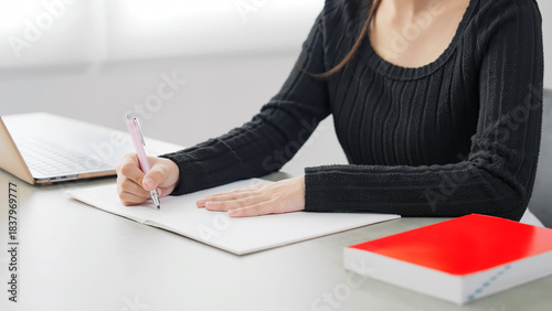 部屋で勉強する女性