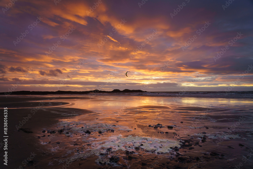 Obraz premium A beautiful sunset on rhosneigr beach Anglesey