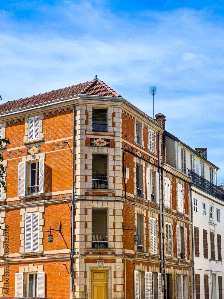 Obraz premium Unveiling Chalons-en-Champagne Charms: Exploring the Captivating Streets of the Historic Village