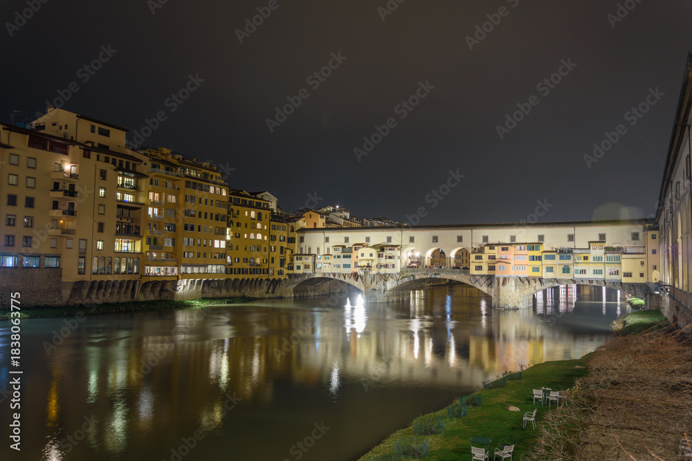Fototapeta premium Ponte Vecchio illuminated at night over Arno River, Florence