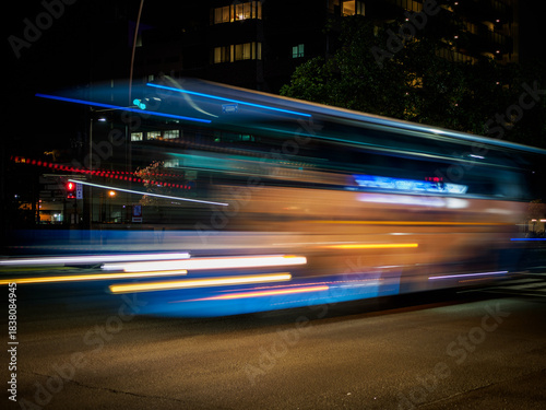 夜に高速バスが通り過ぎる様子　交通