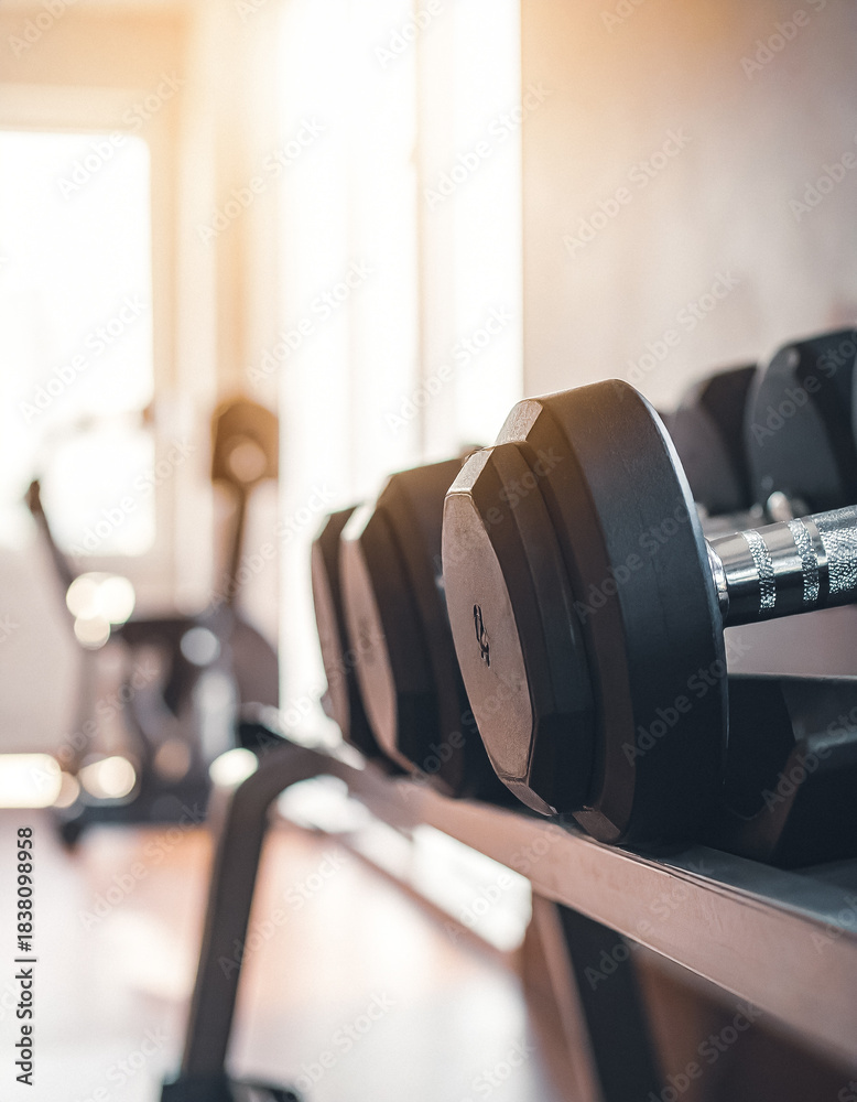 Fototapeta premium Domowa siłownia - hantle na stojaku tło