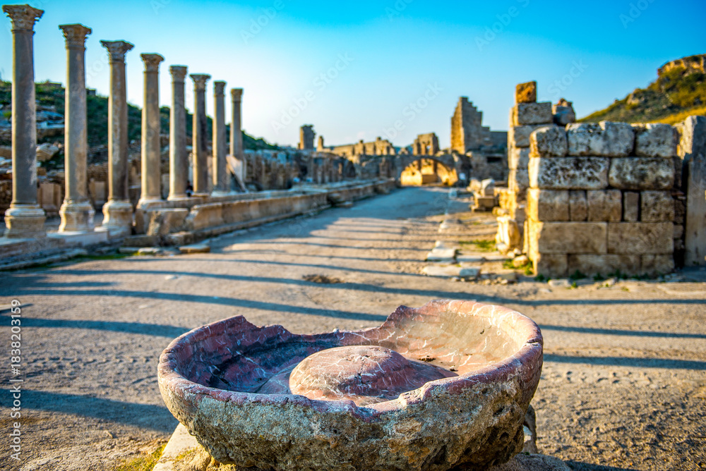 Obraz premium Perge Ancient city, which is within the borders of the Aksu District of Antalya Province, is 17 km east of the city center. The research carried out in the city revealed that the prehistoric accumulat