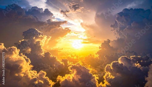 厚く重なる嵐雲の隙間から、力強く差し込む朝日の光。
暗い空と黄金色の光が生み出す、劇的なコントラストの風景。