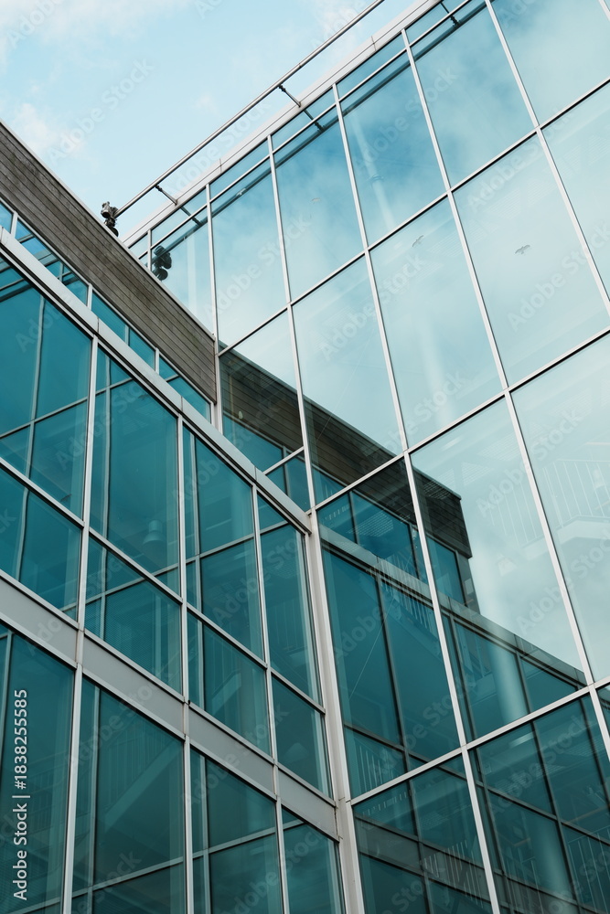 Obraz premium Reflets dans les fenêtres de la maison communale de Koksijde ou Coxyde à la mer du nord en Flandres, Belgique, Europe
