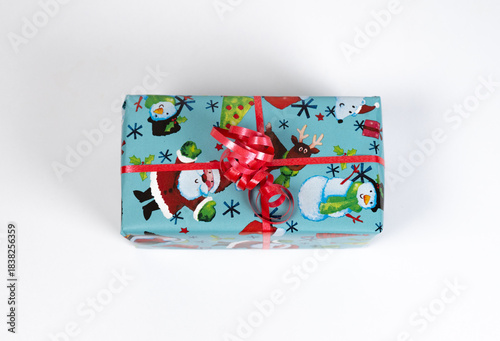 Weihnachtsgeschenk auf weißen Hintergrund zum Freistellen
