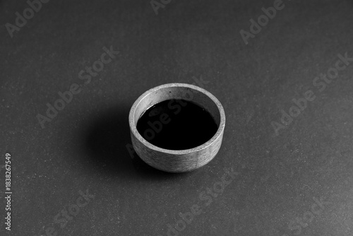 dip de salsa de soja en fondo negro