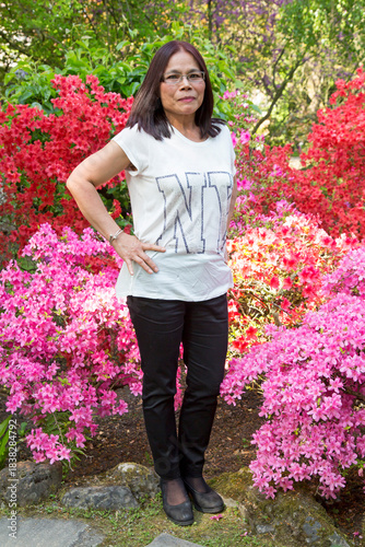 Attraktive Asiatin im Park vor Blumenmeer