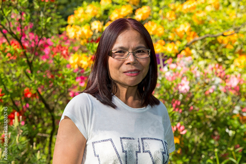 Attraktive Asiatin im Park vor Blumenmeer