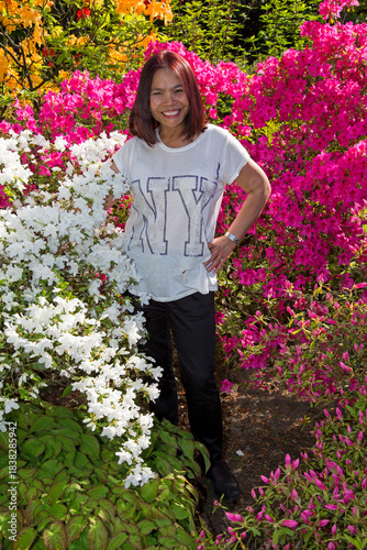 Attraktive Asiatin im Park vor Blumenmeer