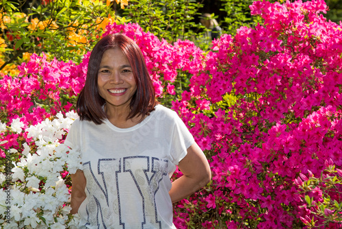 Attraktive Asiatin im Park vor Blumenmeer