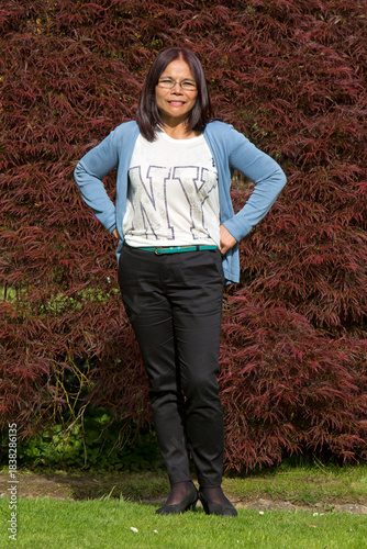 Attraktive Asiatin im Park