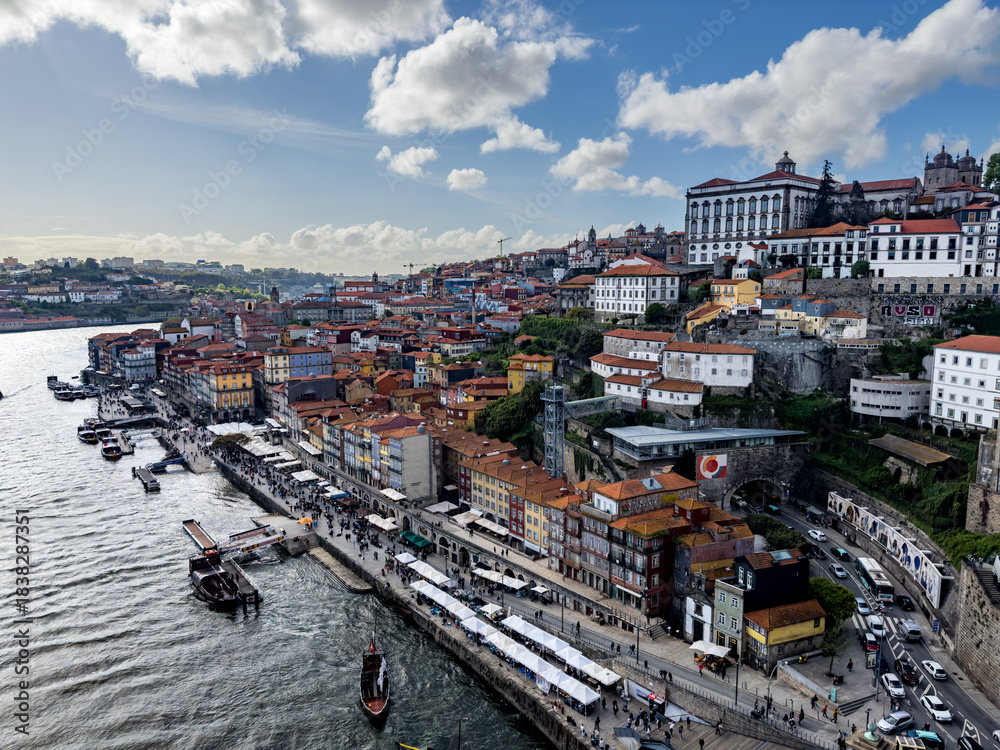 Obraz premium View over the Rio Douro towards the old town of Porto, Portugal.