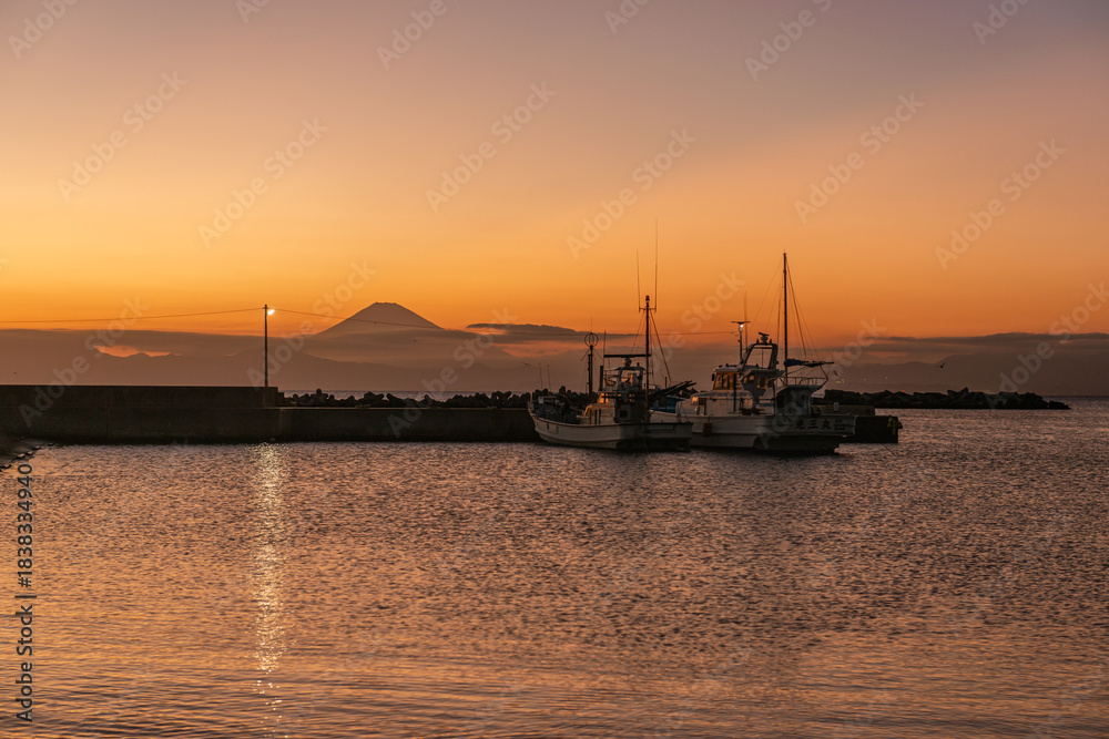 Fototapeta premium 夕暮れの漁港と富士山を望む静かな海 神奈川県三浦半島