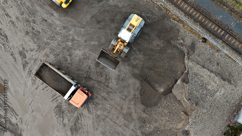 Foto Top-down aerial view of an active construction site with excavator and truck near an excavation pit