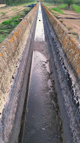 Regadío por acequias seco. Cultivo de almendros