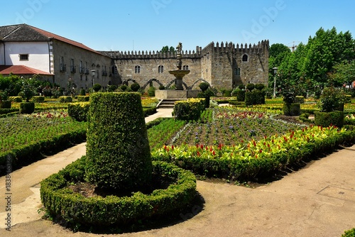 Le Jardin Santa Barbara devant l’aile gothique du palais épiscopal de la ville de Braga au Portugal