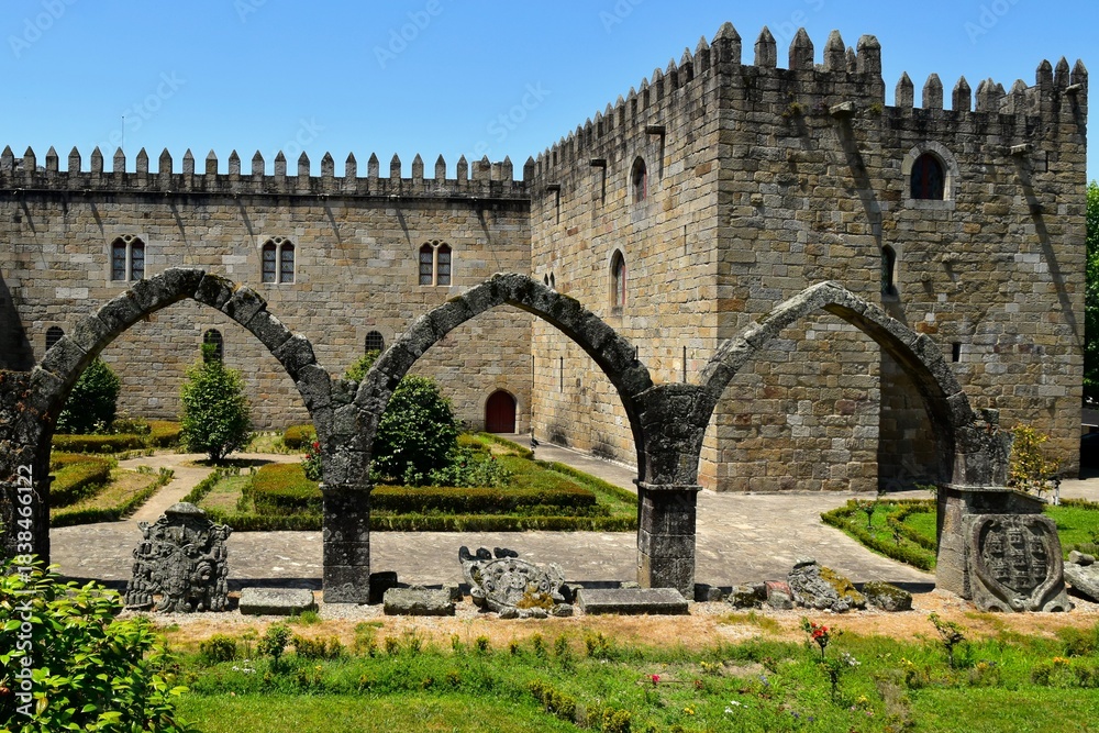 Fototapeta premium L’aile gothique du palais épiscopal de la ville de Braga au Portugal