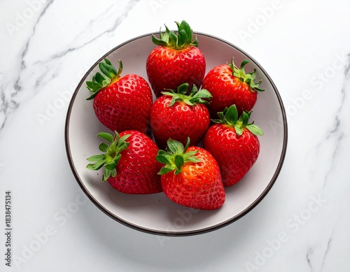 お皿に乗った苺
