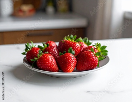 お皿に乗った苺
