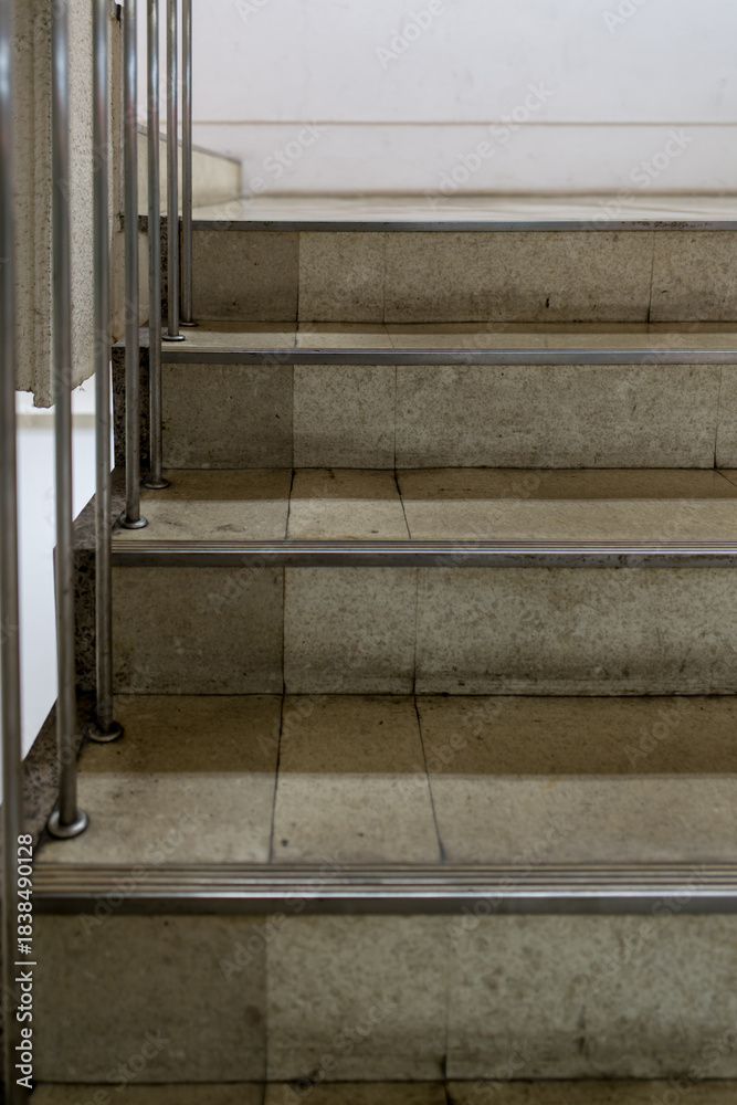 Obraz premium 無機質な階段テクスチャと金属手すりの背景素材