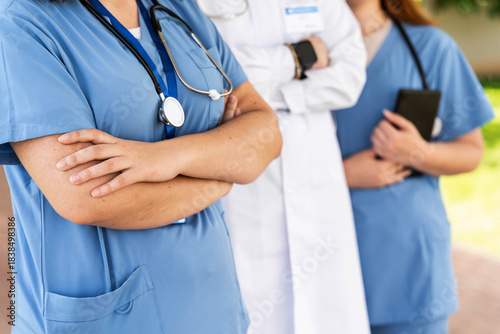 Canvastavla Close-up of the crossed arms of a united medical team, demonstrating confidence