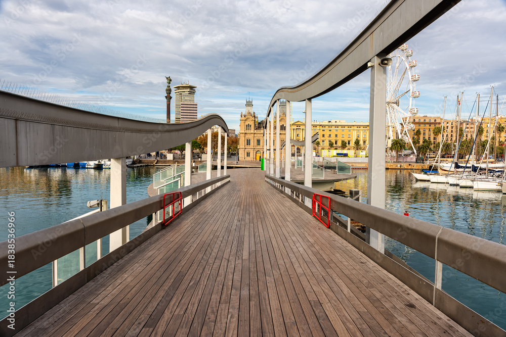 Obraz premium Views of the city of Barcelona from the drawbridge and walkway of the city's marina, Spain.