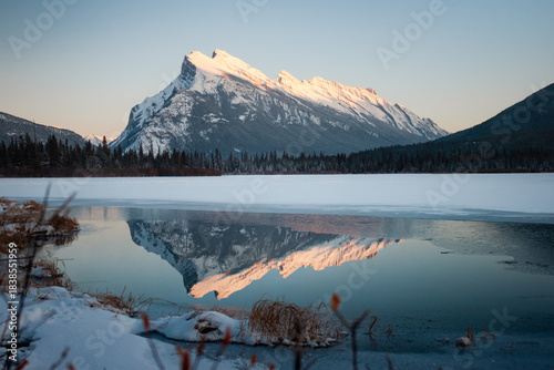 Cuadro en lienzo Mt rundle sunset reflection in banff vermilion lakes