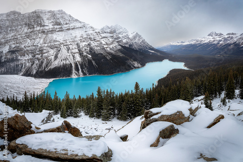 Foto Peyto Lake in Banff surrounded by snowy mountains