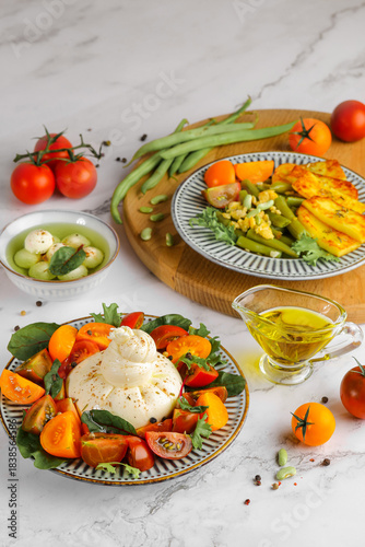 Φωτογραφία Gourmet Burrata Cheese Salad with Heirloom Tomatoes and Fresh Basil
