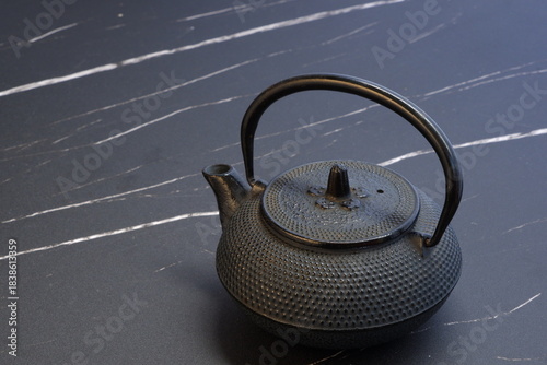 鉄瓶 - 茶道具として考案された日本の伝統的な湯沸かしの鉄瓶
