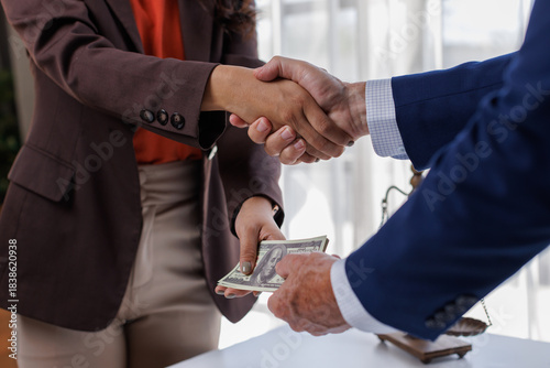 Foto Concepts of corruption, handshake Corrupt lawyers shaking hands while exchanging