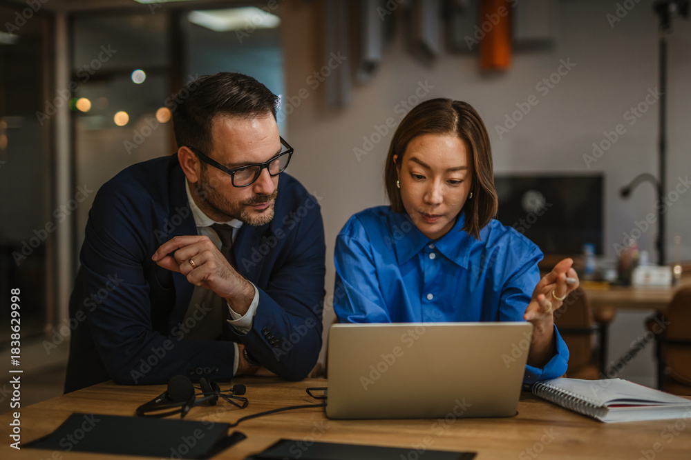 Fototapeta premium Business colleagues collaborating on laptop in modern office