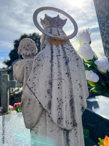 Cementerio con lápidas de mármol y piedra, Cemetery with marble and stone tombstones, Friedhof mit Marmor- und Steingrabsteinen, 大理石と石の墓碑が並ぶ墓地, Cimetière avec tombes en marbre et pierre, Cemitério com