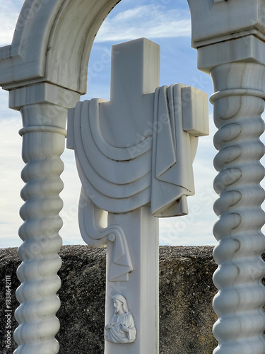 Cementerio con lápidas de mármol y piedra, Cemetery with marble and stone tombstones, Friedhof mit Marmor- und Steingrabsteinen, 大理石と石の墓碑が並ぶ墓地, Cimetière avec tombes en marbre et pierre, Cemitério com