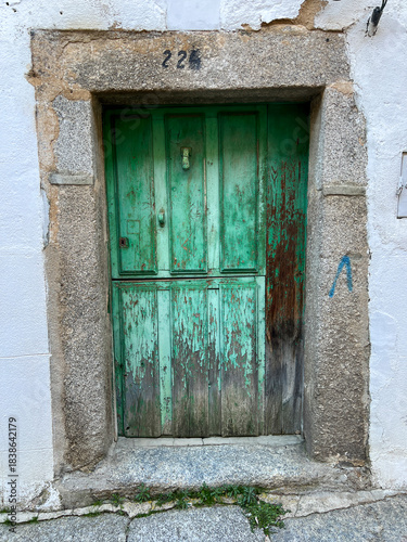 puerta de madera verde vivienda angitua