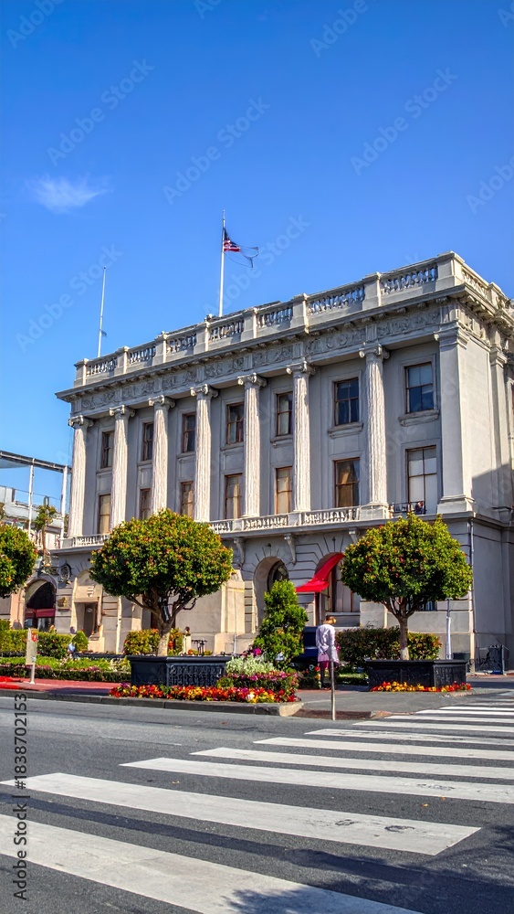 Obraz premium Historic Building with Columns and Flag in San Francisco.