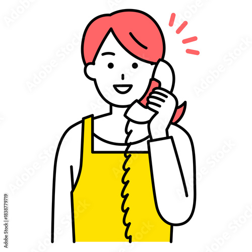 電話相談で問題解決するエプロン姿の女性