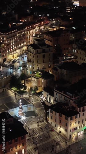 Natale 2025, vista aerea panoramica di piazza di Spagna a Roma gremita di persone. 
I festeggiamenti del Natale in piazza, con l'albero e le decorazioni natalizie del centro della città