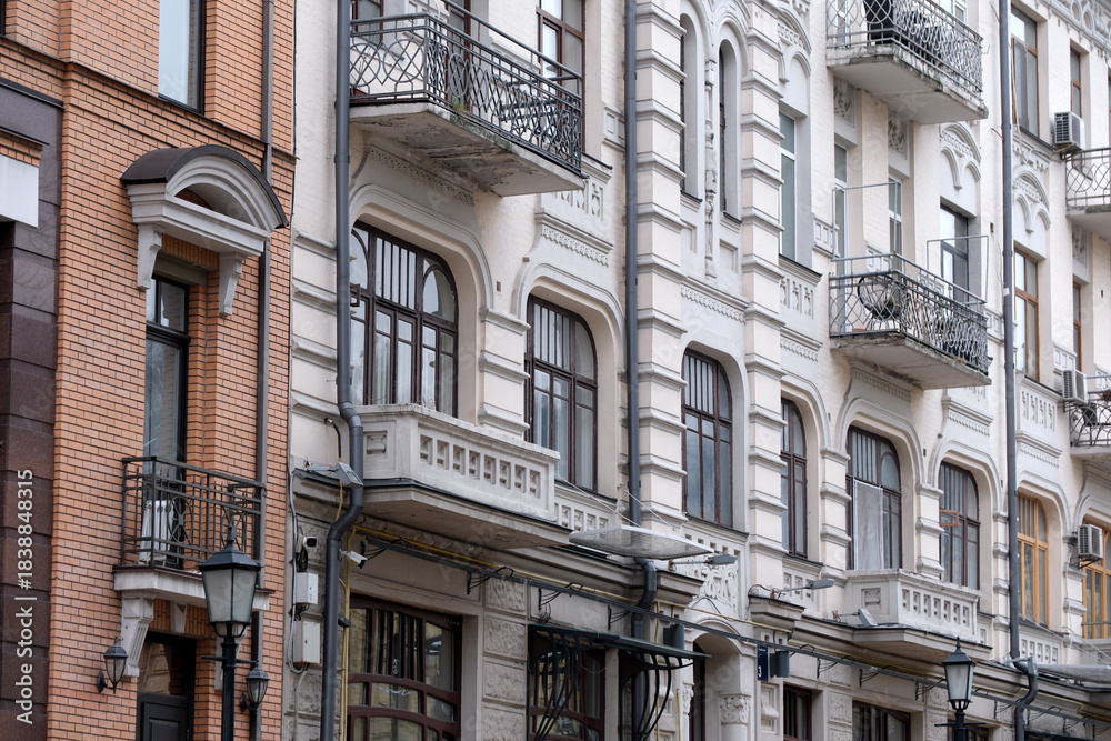 Obraz premium Classic architecture showcases charming balconies in a vibrant city