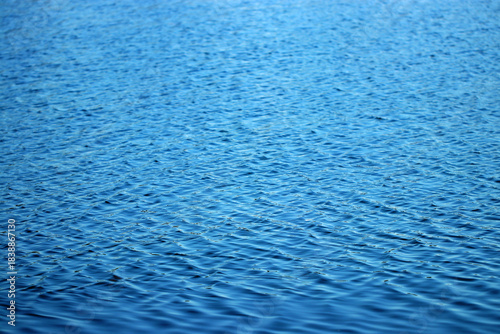 海面を吹き抜ける寒風が引き起こすクールなさざ波波紋テクスチャー（レタッチ＆青色彩加工画像）