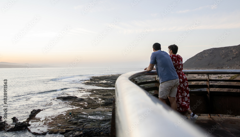 Fototapeta premium Couple enjoying the sunset