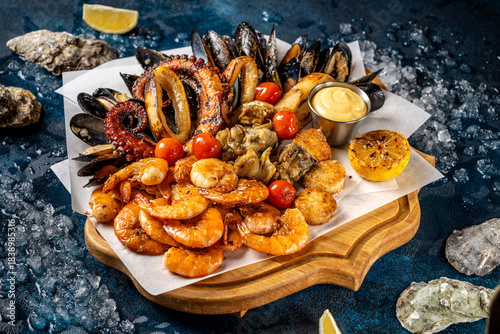Foto Mixed seafood platter with shrimp mussels and octopus