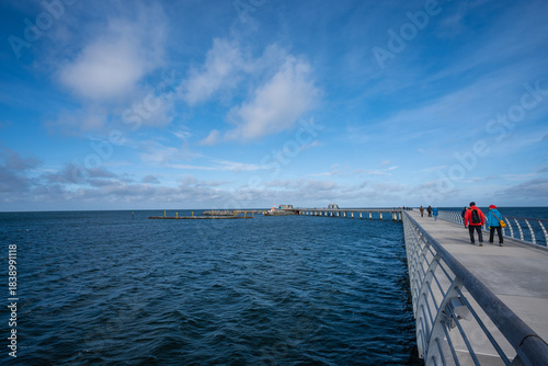 Neue Seebrücke in Prerow mit neuem Inselhafen im Hintergrund.