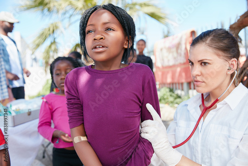 Fotografia Volunteer, help and doctor with children outdoor for humanitarian aid, welfare and medical support
