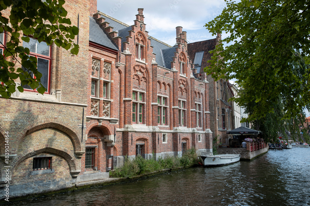 Obraz premium Maisons historiques en briques et son canal dans la vieille ville médiévale de Bruges, Belgique. Province de Flandre occidentale, Belgique. Paysage urbain de Bruges.